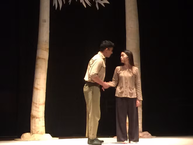 Một cảnh trong vở “Bạch Đàn Liễu” của cố tác giả Xuân Trình được dàn dựng lại, do Đoàn kịch Lục Tiên biểu diễn ngày 29-11. Một cảnh trong vở “Bạch Đàn Liễu” của cố tác giả Xuân Trình được dàn dựng lại, do Đoàn kịch Lục Tiên biểu diễn ngày 29-11.