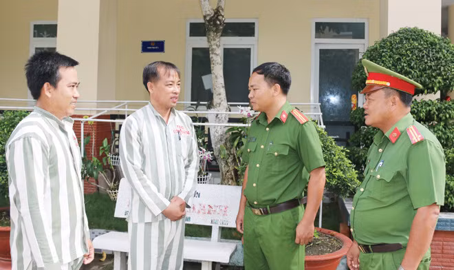 Cán bộ quản giáo Trại giam Ðịnh Thành động viên các phạm nhân cố gắng cải tạo tốt để được hưởng sự khoan hồng của Nhà nước.