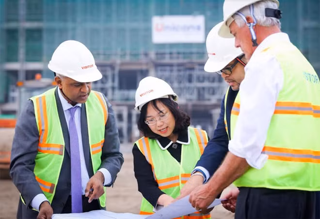 TS. Lê Mai Lan, GS. Rohit Verma cùng các Giáo sư Cornell trên công trường xây dựng trao đổi về tiến độ xây ký túc xá và khu labs trong khuôn viên Đại học VinUni.