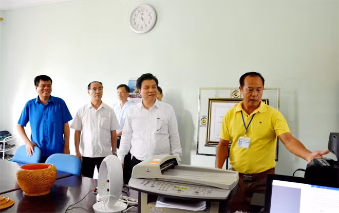 Thứ trưởng Nguyễn Hữu Độ kiểm tra công tác chuẩn bị cho kỳ thi tại điểm thi trường THPT Điện Biên.