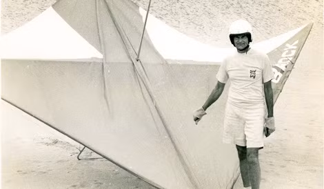 Kỹ sư Francis Rogallo bắt đầu những chiếc dù lượn vào năm 1974 lúc ông 62 tuổi, ngay trên những cồn cát nổi tiếng Outer Banks cũng là nơi mà anh em nhà Wright thực hiện chuyến bay đầu tiên.