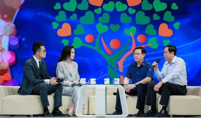 Phó Thủ tướng Vương Đình Huệ, đồng chí Trần Thanh Mẫn chia sẻ thông tin về các hoạt động “Cả nước chung tay vì người nghèo” năm 2019.