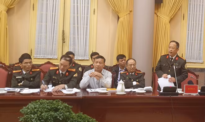 Đại tá Trần Văn Dự tại buổi công bố Luật sửa đổi bổ sung một số điều của Luật Nhập cảnh, Xuất cảnh, quá cảnh, cư trú của người nước ngoài tại Việt Nam. Đại tá Trần Văn Dự tại buổi công bố Luật sửa đổi bổ sung một số điều của Luật Nhập cảnh, Xuất cảnh, quá cảnh, cư trú của người nước ngoài tại Việt Nam.