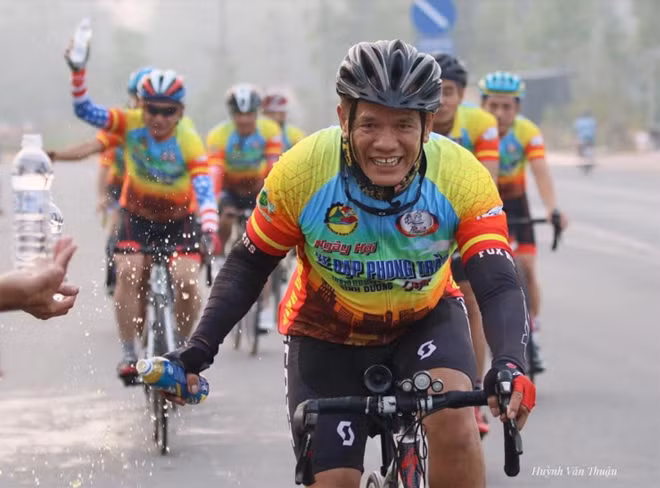 Nước uống vận động Number 1 Active Chanh Muối mang đến sự bền bỉ cho các VĐV (Ảnh: Huỳnh Văn Thuận).