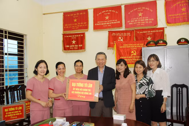 Bộ trưởng tặng quà cho Trường mầm non Tô Quyền.