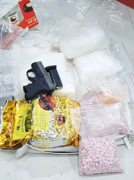 Ma túy và súng tang vật thu giữ tại nơi ở của các đối tượng. Ma túy và súng tang vật thu giữ tại nơi ở của các đối tượng.