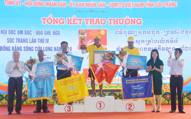Ban Tổ chức trao thưởng cho đội ghe Ngo nam.