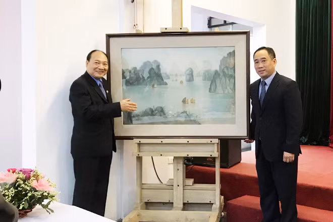 Ông Nguyễn Anh Minh (bên phải) - Giám đốc Bảo tàng Mỹ thuật Việt Nam bàn giao tác phẩm “Vịnh Hạ Long" cho đại diện Bảo tàng Kayson Phomvihan (Lào). Ảnh: Đặng Thủy