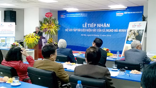 Lễ tiếp nhận bộ sưu tập tài liệu hiện vật của giáo sư Hà Minh Đức vào cuối năm 2016 tại trung tâm di sản.