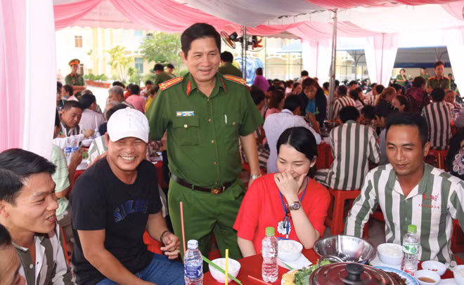 Thượng tá Huỳnh Trí Thương, Giám thị Trại giam Ðịnh Thành thăm hỏi phạm nhân và người thân của phạm nhân.