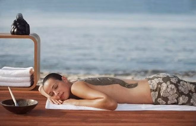 Đắp bùn khoáng dưỡng da là trải nghiệm thu hút khách du lịch khi tới thăm quan biển Chết