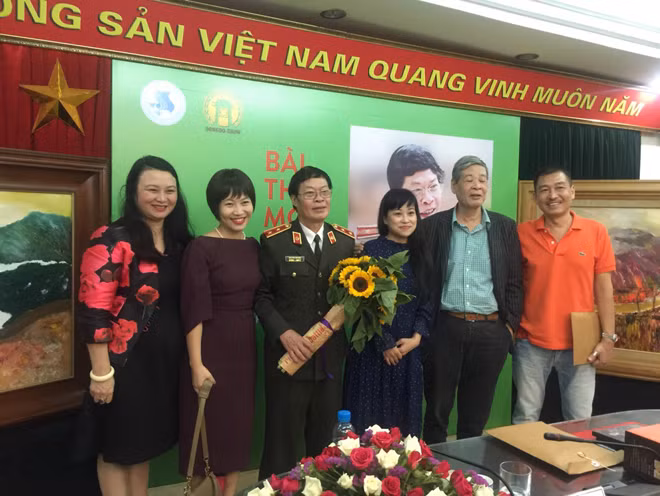 Trung tướng, nhà văn Hữu Ước cùng con gái và những người bạn trong buổi họp báo giới thiệu chương trình.