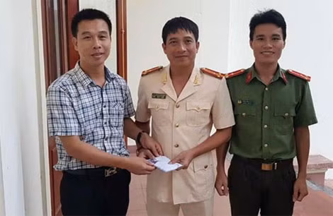 Phóng viên Báo Công an nhân dân trao 30 triệu đồng của các đơn vị hỗ trợ, động viên Công an huyện Nghi Xuân, Hà Tĩnh. Phóng viên Báo Công an nhân dân trao 30 triệu đồng của các đơn vị hỗ trợ, động viên Công an huyện Nghi Xuân, Hà Tĩnh.
