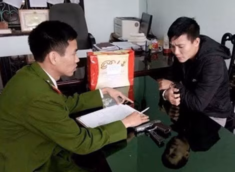 Đối tượng Phan Phúc Đạt từng bị Công an thị xã Thái Hòa bắt về hành vi “Tàng trữ trái phép vũ khí quân dụng”.