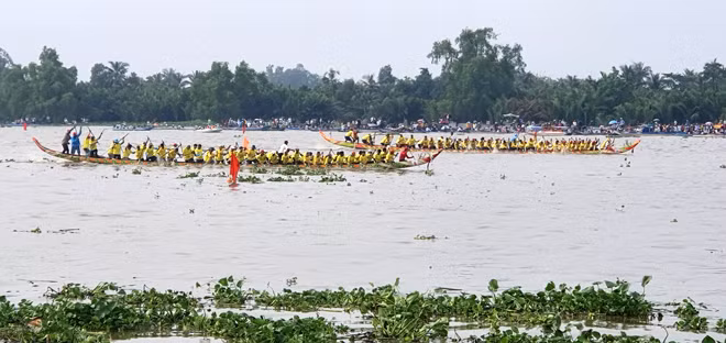 Đua cự ly 800 mét Nam.