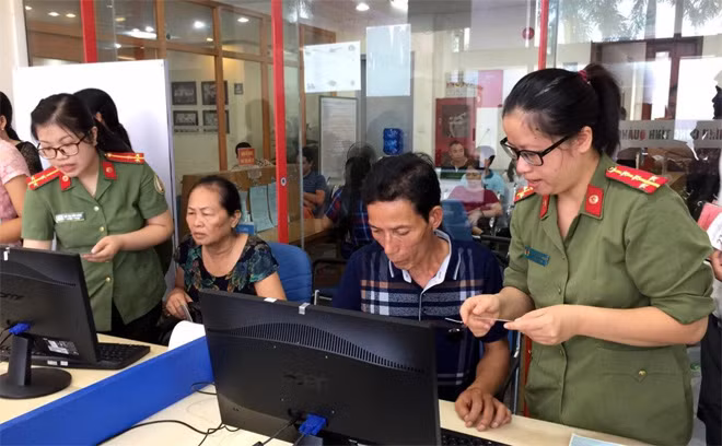 Cán bộ Phòng QLXNC hướng dẫn nhân dân làm thủ tục cấp hộ chiếu.