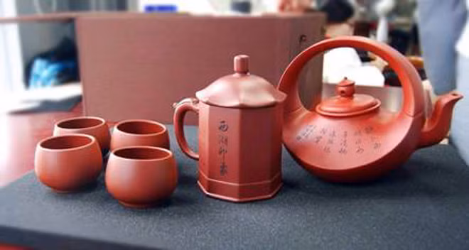 Ấm trà tử sa Trung Quốc tặng cho các nhà lãnh đạo dự hội nghị G20. Ấm trà tử sa Trung Quốc tặng cho các nhà lãnh đạo dự hội nghị G20.