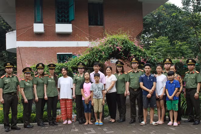 Trung tướng Trần Thị Ngọc Đẹp và đoàn tới thăm, trao quà các cháu nhỏ tại ngôi nhà mang tên Hoa Phượng do mẹ Lê Thị Sinh nuôi dưỡng.