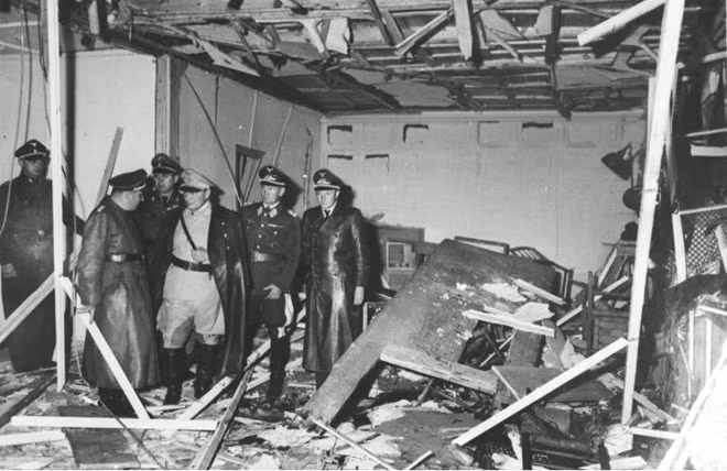 Thiệt hại trong phòng biểu đồ ở Wolfsschanze, nơi Claus von Stauffenberg thực hiện âm mưu ám sát Hitler vào ngày 20-7-1944.