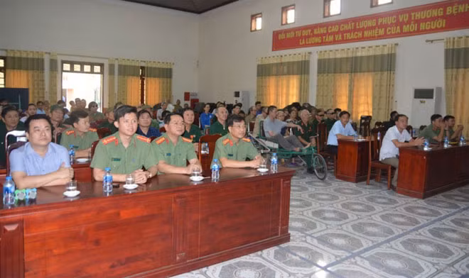 Các đại biểu tại buổi trao quà.