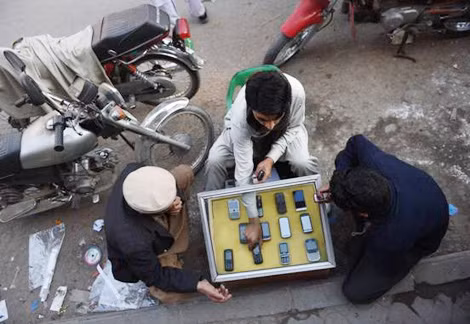 Một người bán điện thoại di động trên đường phố Rawalpindi, tỉnh Punjab.