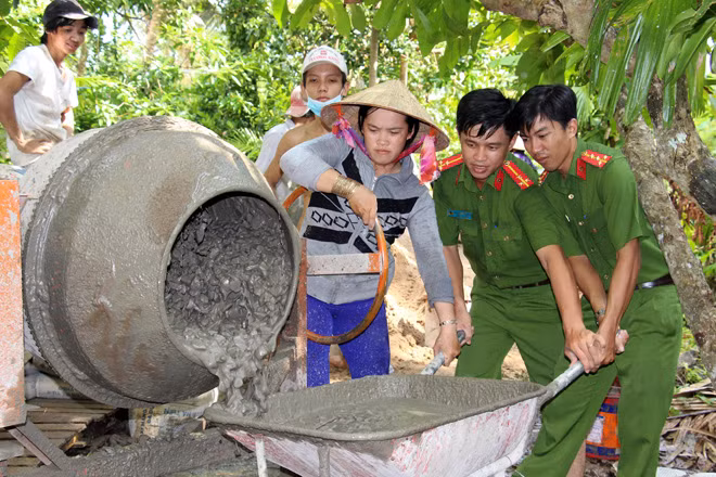 Công an TP Cần Thơ giúp dân làm đường giao thông nông thôn, hoàn thành các tiêu chí NTM.