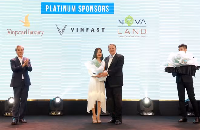 Đại diện Tập đoàn Novaland nhận hoa tri ân cho Nhà tài trợ Bạch Kim trong chương trình.