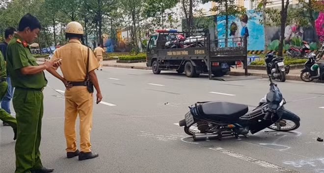 Một vụ tông thẳng xe vào tổ CSGT của người say xỉn tại TP Hồ Chí Minh khiến một cán bộ CSGT bị thương.