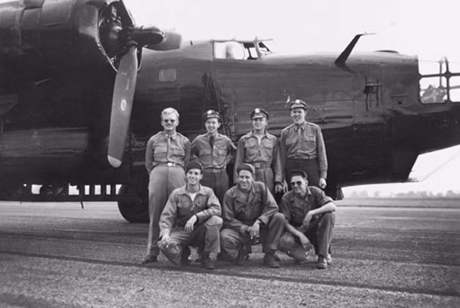 Phi hành đoàn một máy bay ném bom B-24 Liberator của Mỹ được sử dụng cho các hoạt động gián điệp bí mật của OSS.