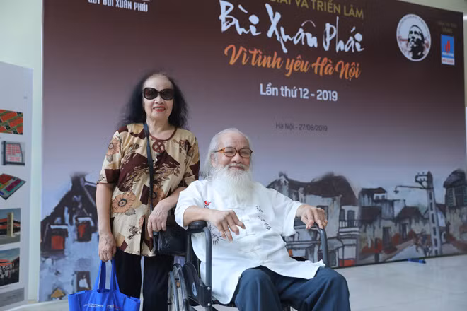 Vợ chồng PGS. NGƯT Nguyễn Thừa Hỷ tại lễ trao giải thưởng “Bùi Xuân Phái vì tình yêu Hà Nội”.