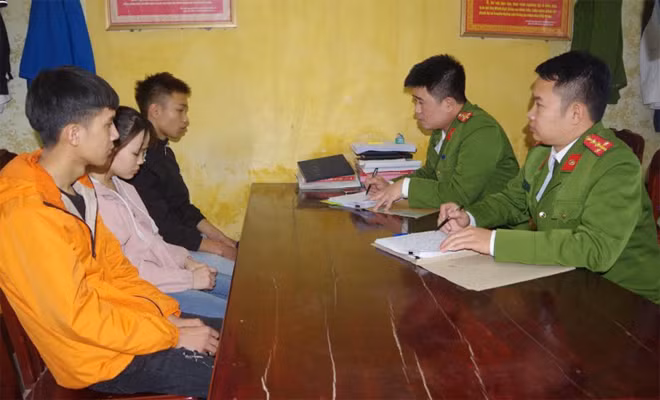 Cơ quan Công an lấy lời khai các đối tượng.