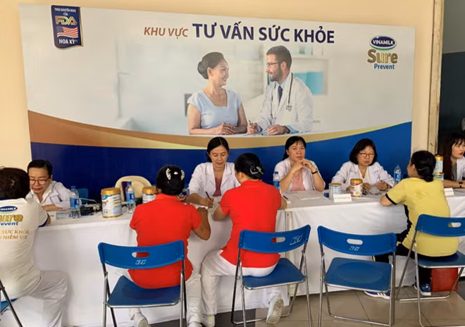 Các bác sĩ thuộc Trung tâm Tư vấn Dinh dưỡng Vinamilk trực tiếp kiểm tra sức khỏe và tư vấn cho các bác người cao tuổi.