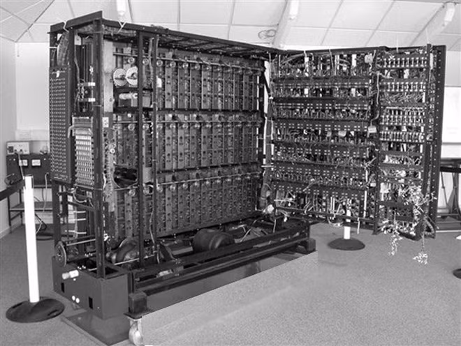Máy giải mã Bombe do Turing chế tạo.