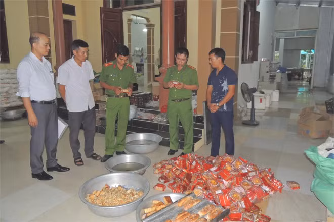 Lực lượng chức năng kiểm tra số hàng hóa không đảm bảo vệ sinh an toàn thực phẩm tai cơ sở sản xuất của anh Luận.