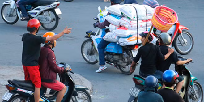 Các nhóm "cô hồn sống" gây náo loạn đường phố. Các nhóm "cô hồn sống" gây náo loạn đường phố.
