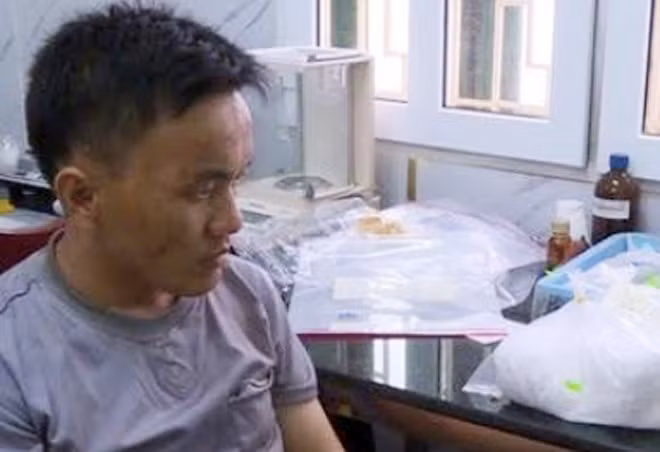 Hạng Páo Mua cùng tang vật. Hạng Páo Mua cùng tang vật.