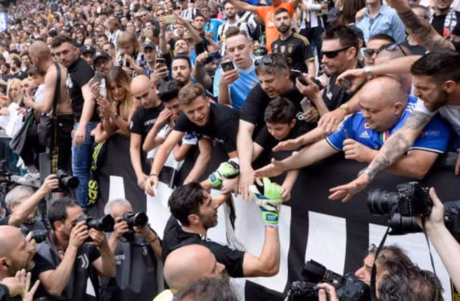 “Người khổng lồ” Buffon đã trở về nhà.