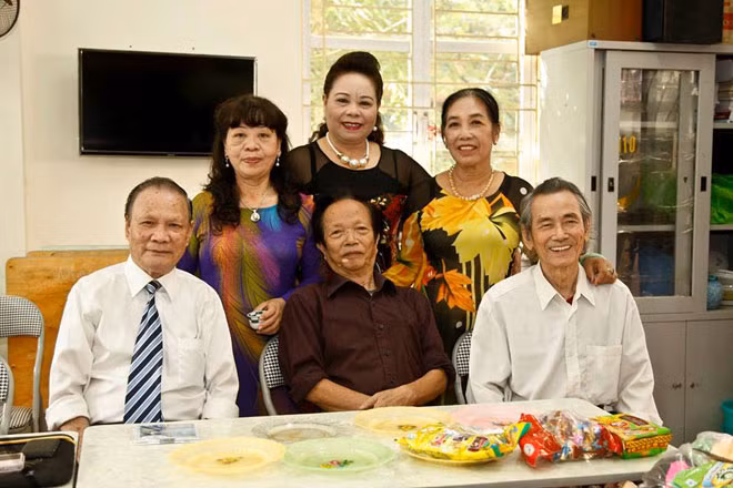Nhạc sĩ Dân Huyền (phải), nghệ sĩ ưu tú Ngọc Phan (trái) ngồi hàng đầu và những thành viên của Câu lạc bộ. Nhạc sĩ Dân Huyền (phải), nghệ sĩ ưu tú Ngọc Phan (trái) ngồi hàng đầu và những thành viên của Câu lạc bộ.