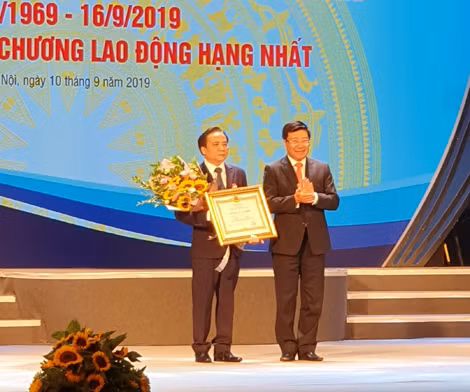 Phó Thủ tướng Phạm Bình Minh trao Huân chương Lao động hạng Nhì tặng Thầy thuốc nhân dân, PGS.TS, bác sĩ Trần Ngọc Lương – Giám đốc Bệnh viện Nội tiết Trung ương (Ảnh: Trường Minh)