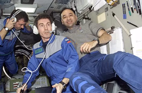 Krikalev (giữa) và các phi hành gia Mỹ trên trạm ISS. Krikalev (giữa) và các phi hành gia Mỹ trên trạm ISS.