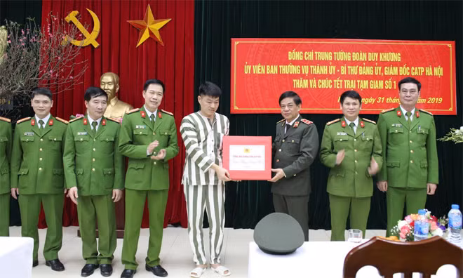 Trung tướng, Giám đốc Công an TP Hà Nội Đoàn Duy Khương trao quà tặng CBCS Trại tạm giam số 1 Hà Nội.