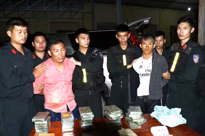 Hai đối tượng bị lực lượng chức năng bắt giữ cùng tang vật. Hai đối tượng bị lực lượng chức năng bắt giữ cùng tang vật.