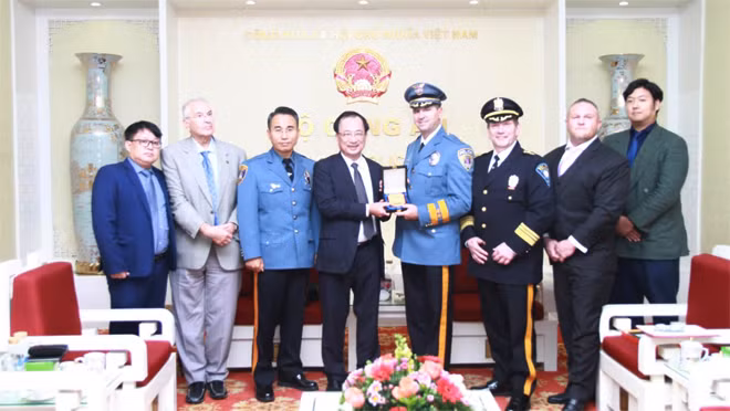 Thứ trưởng Nguyễn Văn Thành và các đại biểu tham dự buổi tiếp.