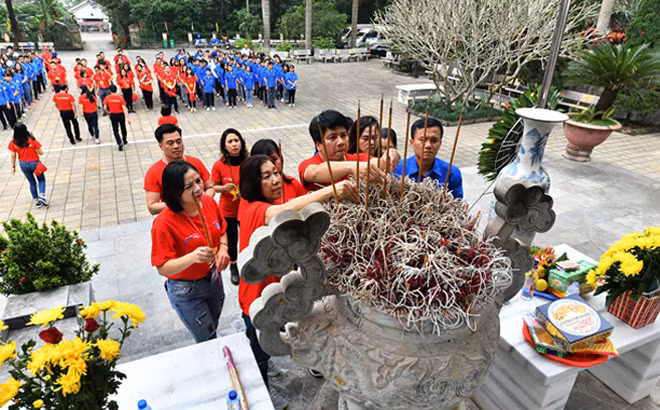 Đoàn hành trình Tôi yêu Tổ quốc tôi của Vietjet thắp hương tưởng niệm các anh hùng liệt sĩ tại nghĩa trang Vị Xuyên (Hà Giang).