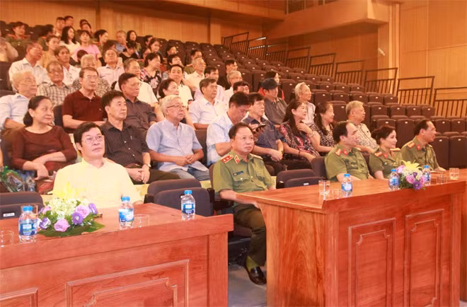 Đại biểu dự buổi lễ.
