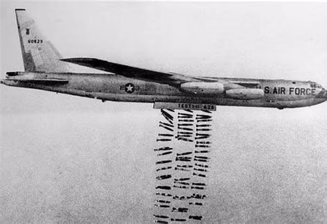 Một chiếc B-52 đang cắt bom trong chiến tranh Việt Nam.