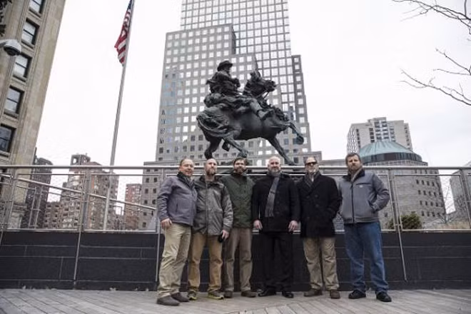Những người lính năm xưa của ODA 595 thăm bức tượng kỵ mã ở Ground Zero, New York. Ảnh nguồn: Army.