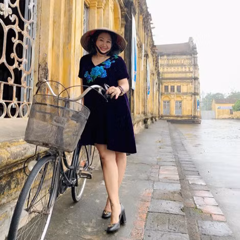 Nhà thơ, nhà báo Đoàn Ngọc Thu trong một chuyến đi thực tế.