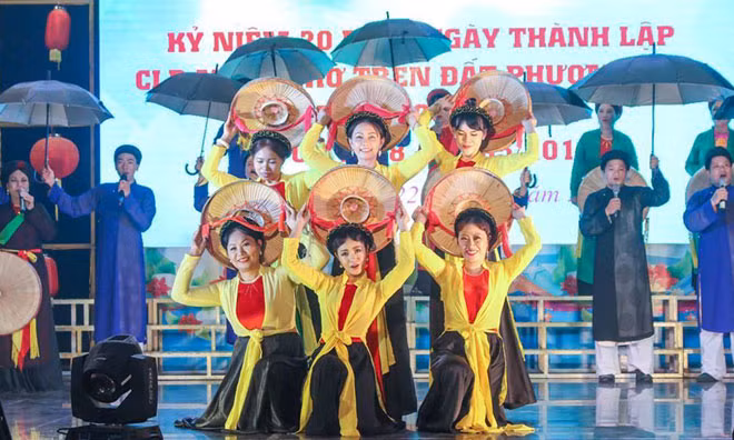 Một tiết mục của Câu Lạc Bộ quan họ Mười Nhớ trong Lễ kỷ niệm 20 năm ngày thành lập.