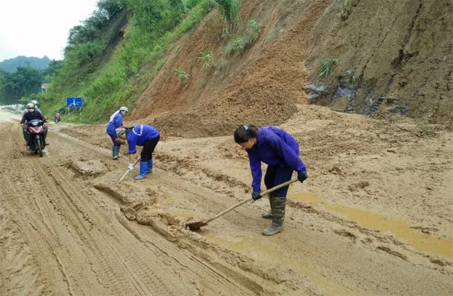 Hạt quản lý đường bộ huyện Ba Bể khắc phục dọn dẹp tạm thời tại khu vực bị sạt lở để đảm bảo thông tuyến giao thông đi lại.